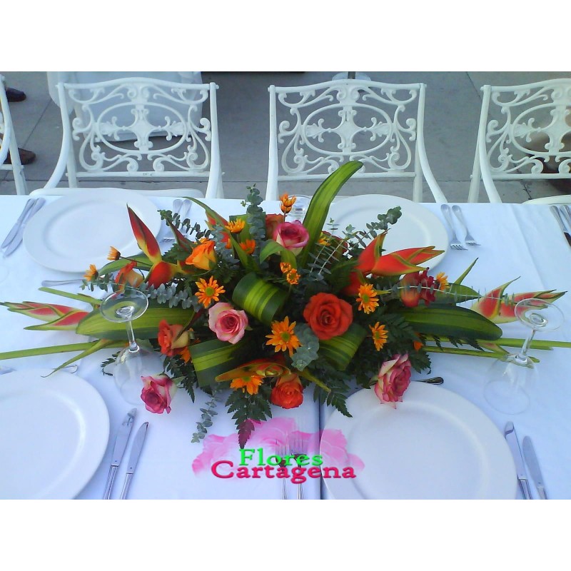 Centro de mesa alargado con rosas y flores de estación colores pastel